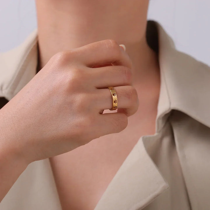 Alyssa - adjustable paw print ring in gold made of silver