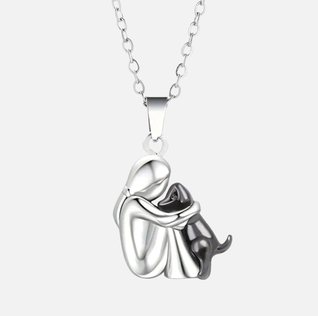 Taisha - Hug pendant necklace